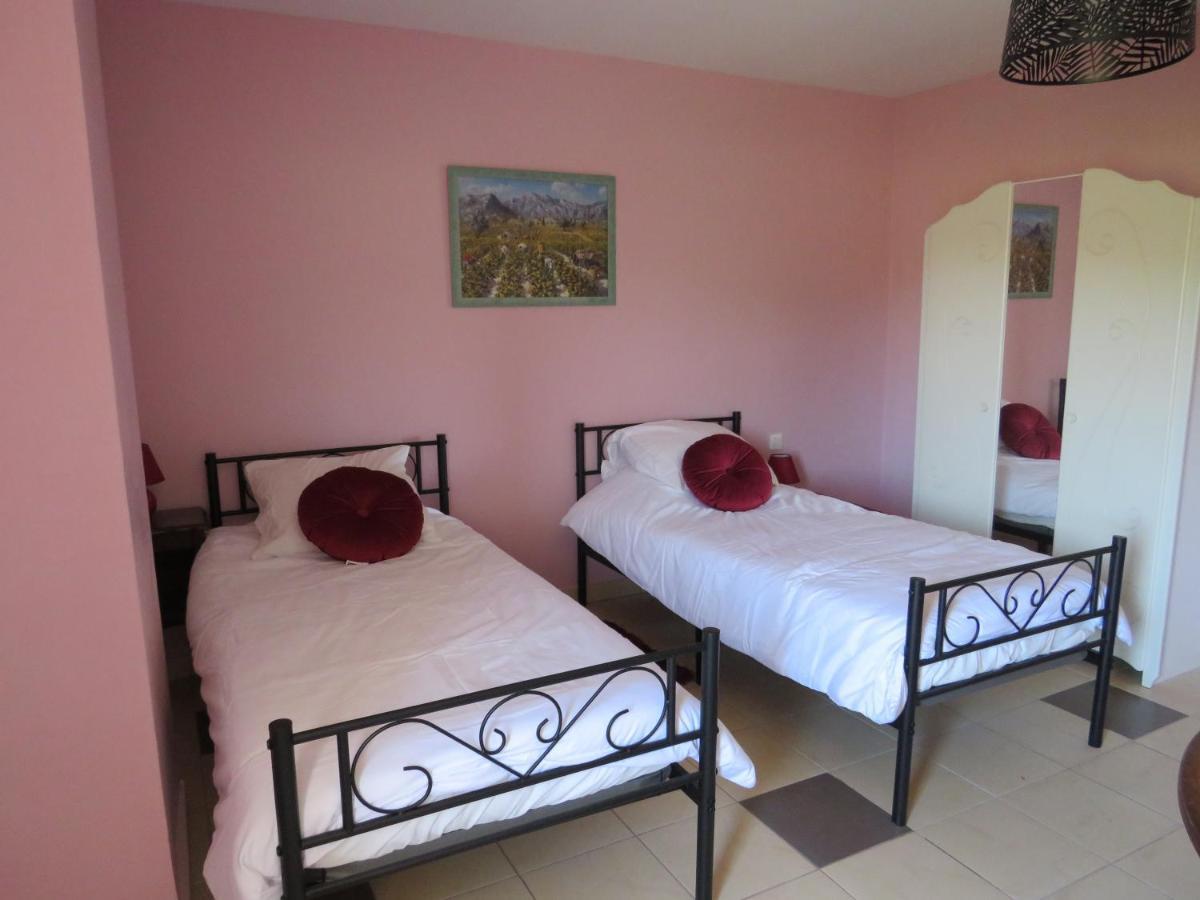Ripaud, Private River Swimming, Hot Tub Apartment *