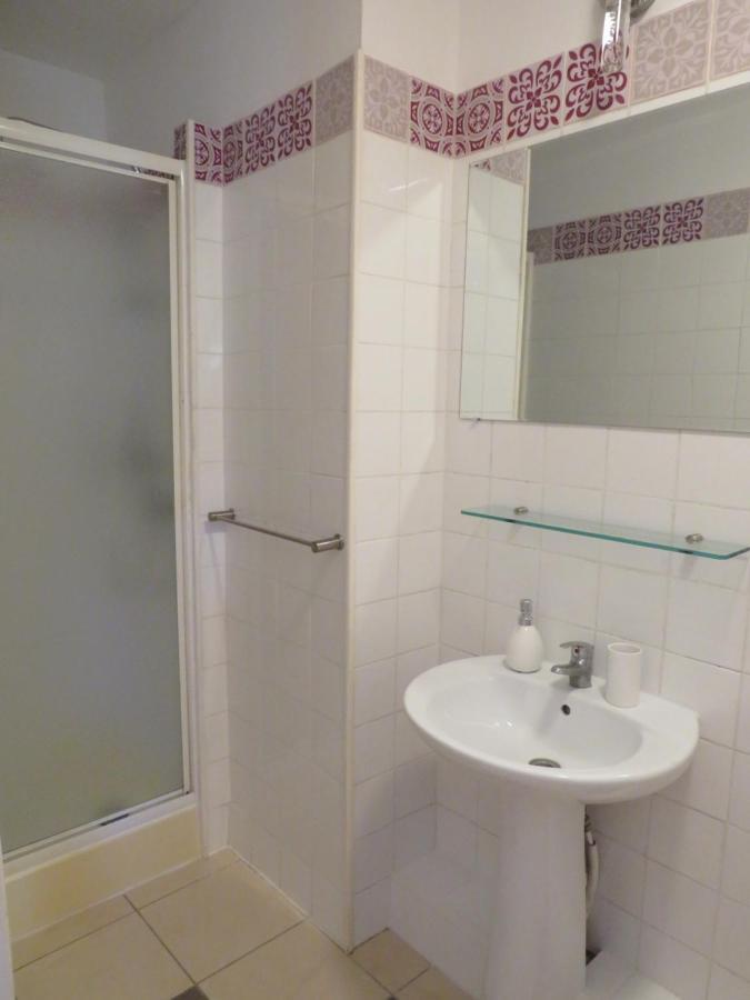 Ripaud, Private River Swimming, Hot Tub Apartment *