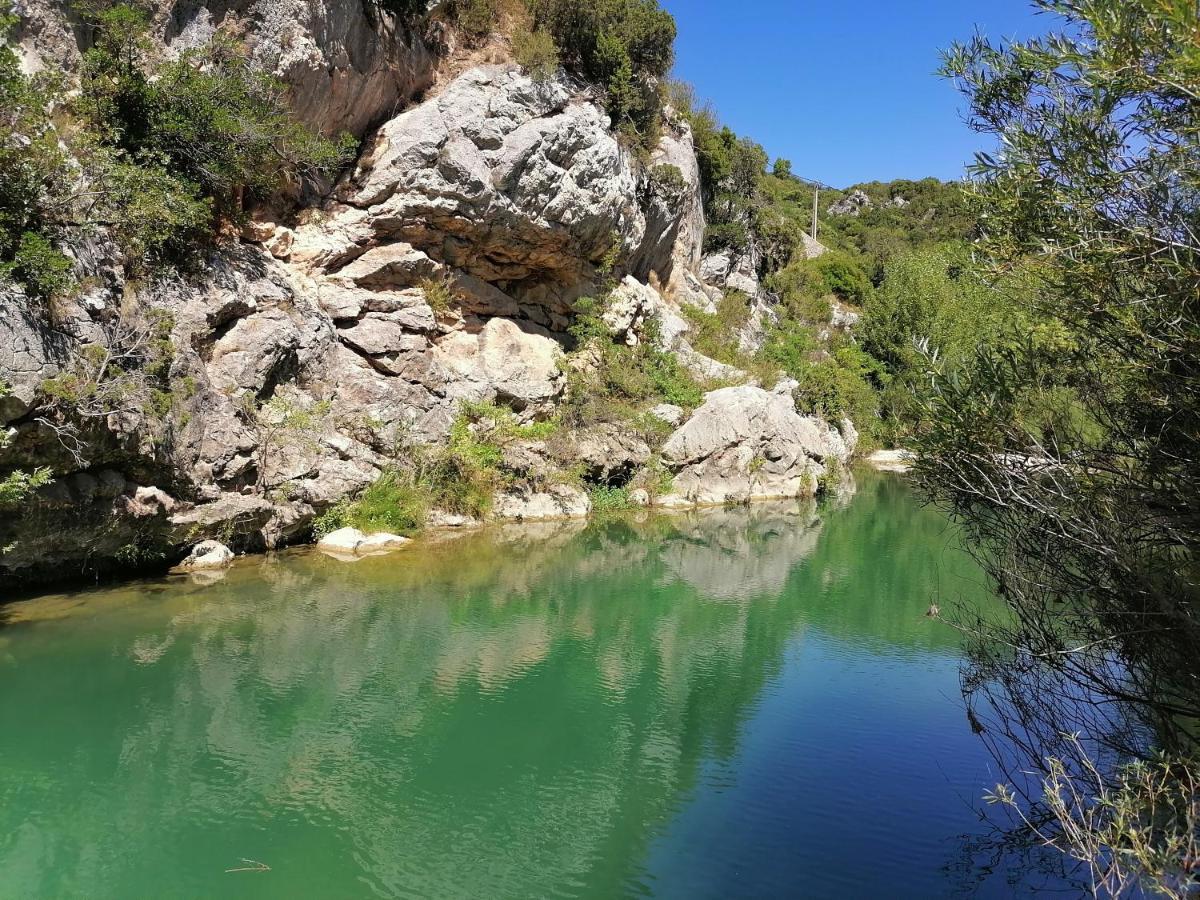 Ripaud, Private River Swimming, Hot Tub Apartment